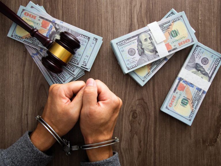 Detuvieron a un financista en Rosario por estafas y lavado de dinero.