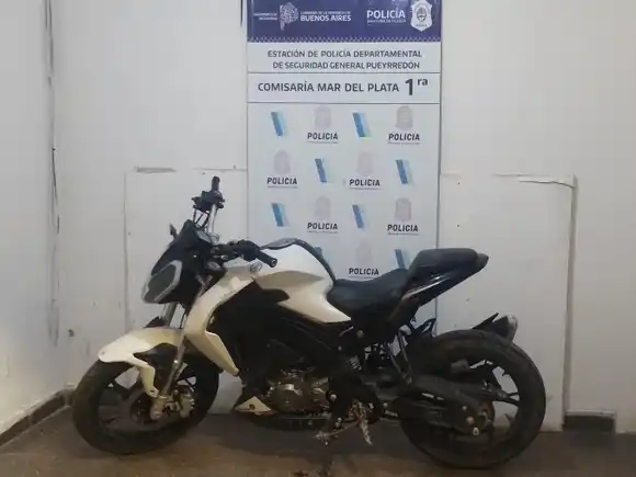 Lo frenaron por no tener patente y descubrieron que la moto había sido robada hace cuatro años