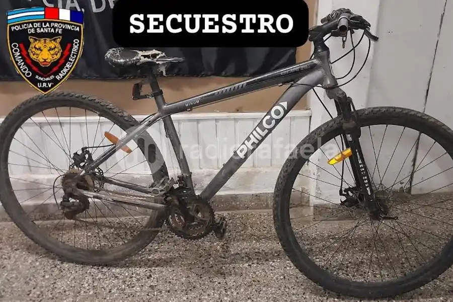 Encontró una bici abandonada, la llevó a su casa y le avisó a la policía