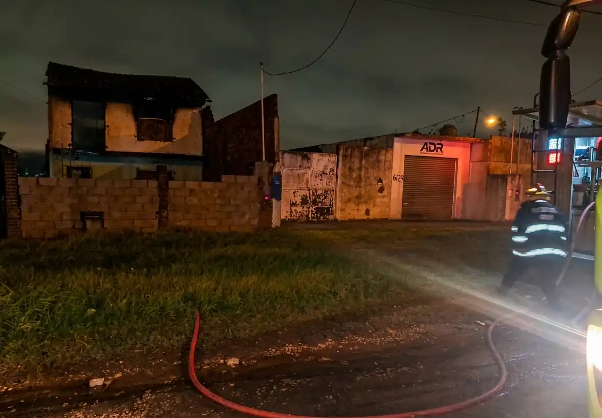 La vivienda no contaba con servicios de luz ni gas.