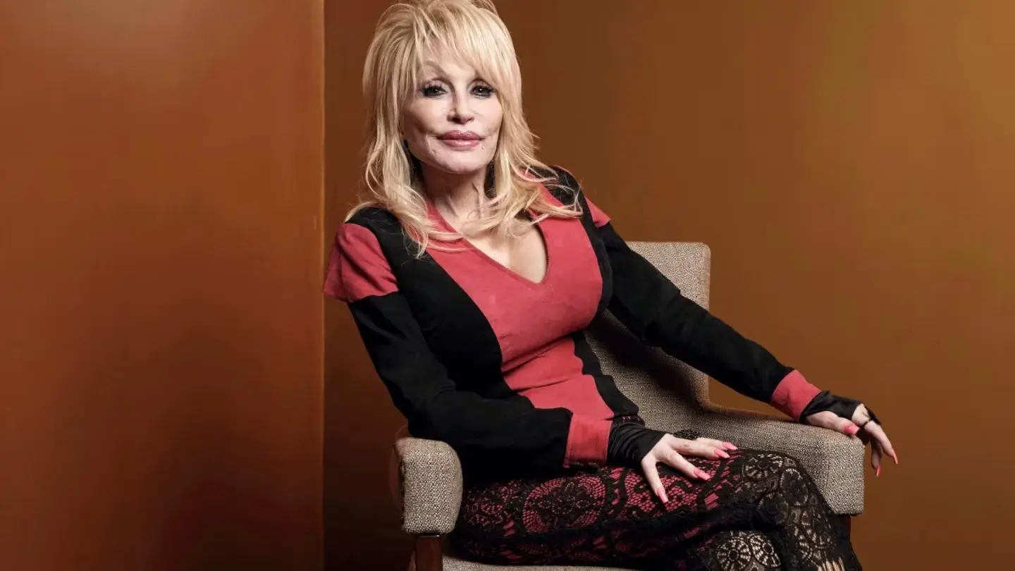 Dolly Parton posando en una recordad foto
