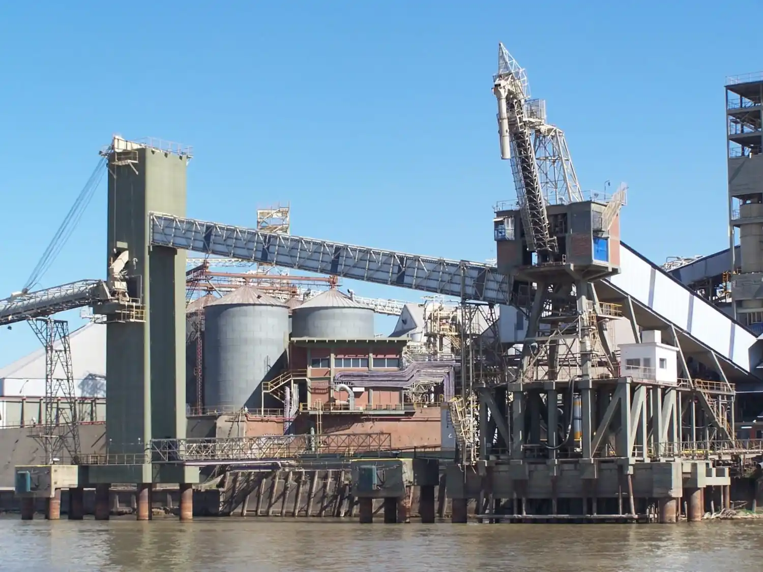 La Provincia alcanzó cifras históricas en el movimiento de cargas en puertos y aeropuertos.