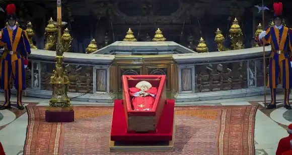 VIDEO | El cuerpo del papa Francisco ya fue trasladado a la basílica San Pedro