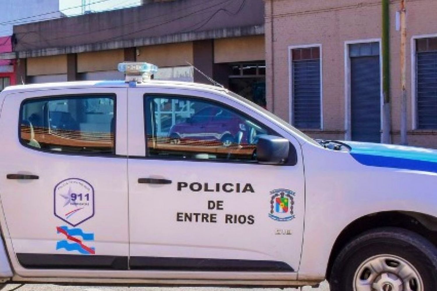 Desconocidos a bordo de una moto abrieron fuego contra un auto estacionado