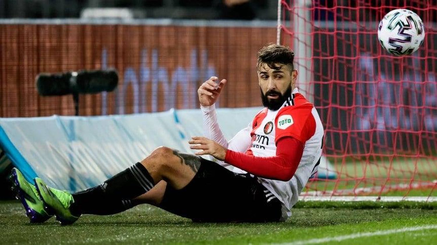 En Holanda, explicaron la falta de minutos de Pratto: �SEs bueno, pero no hace goles⬝