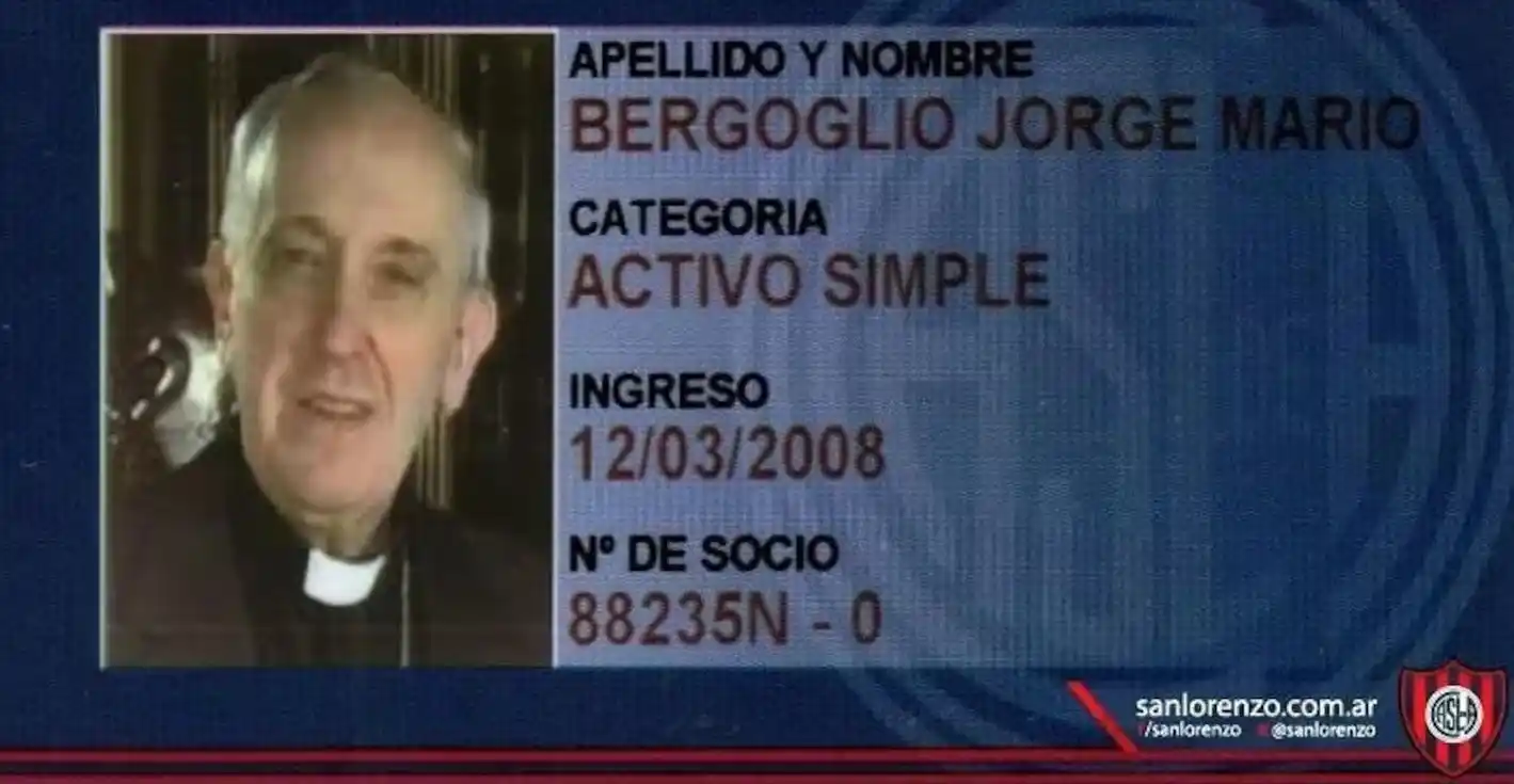 El carnet de socio de Bergoglio.
