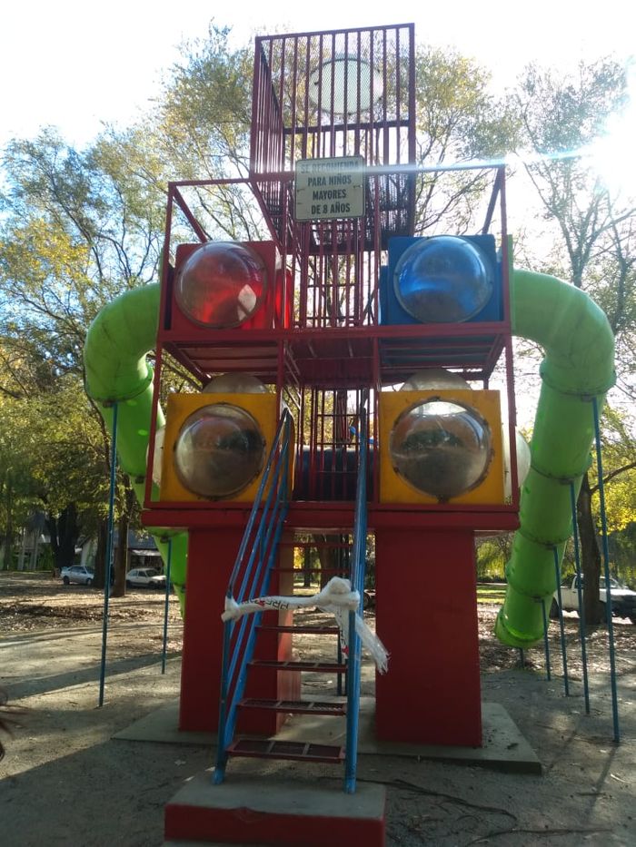 Piden al Ejecutivo que retire el “robot” de la plaza del Dique tras la caída de un niño