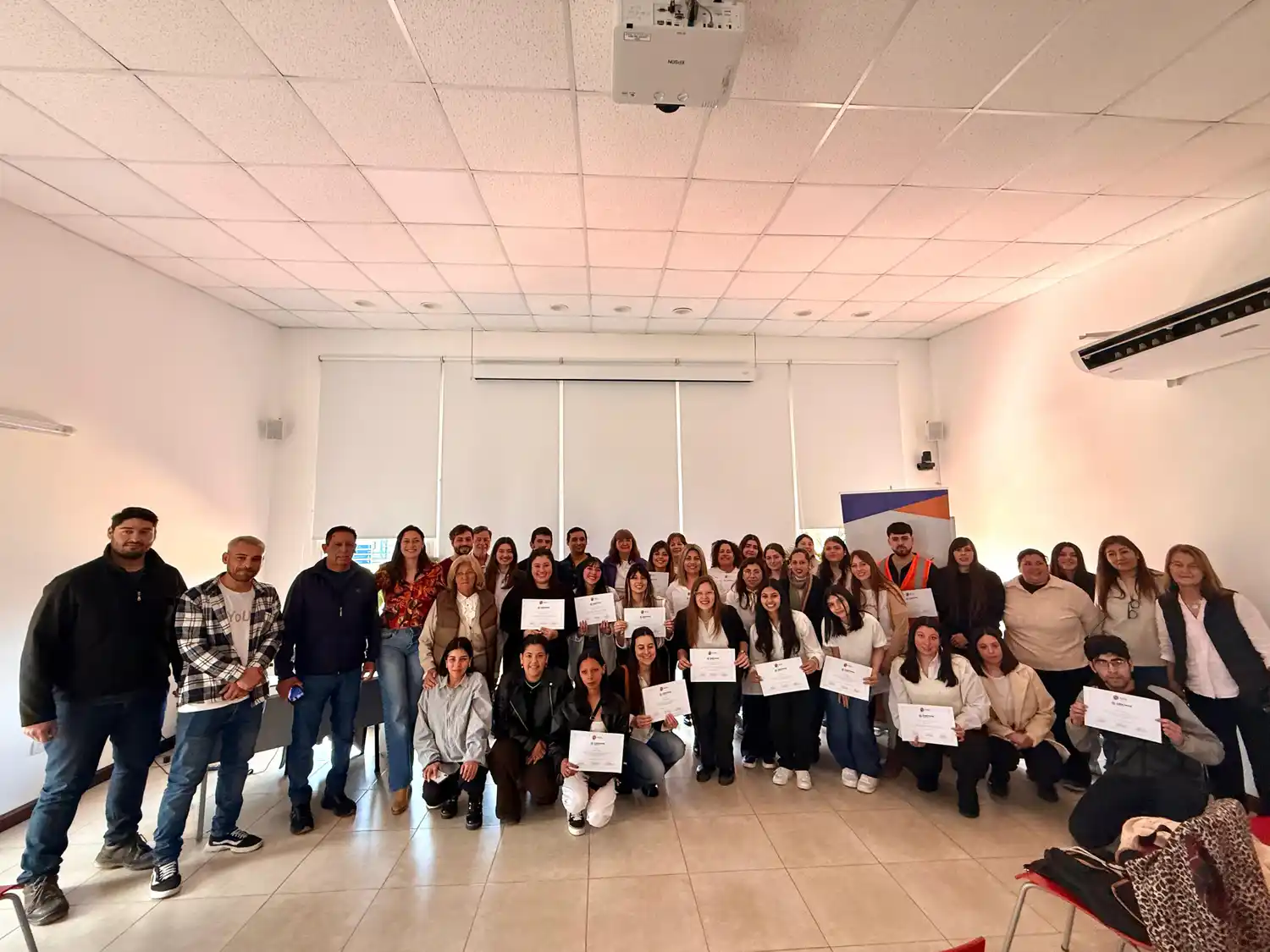 El cierre de la actividad con los diplomas en mano.