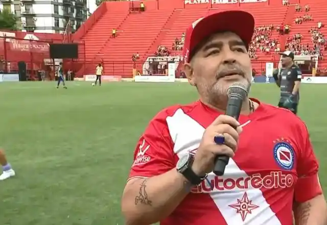 Diego Maradona volvió a Argentinos Juniors y se emocionó