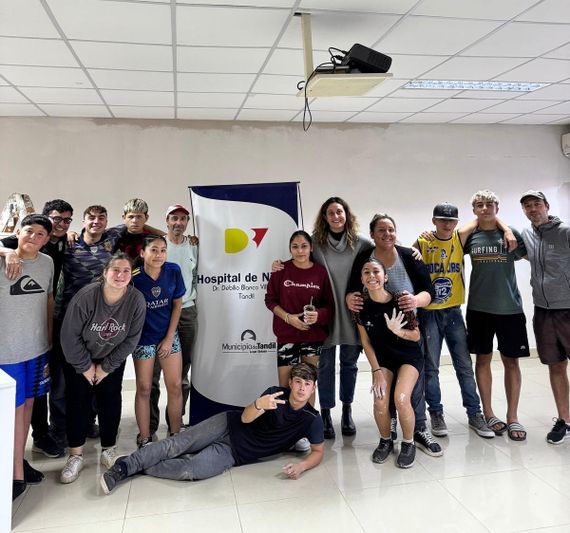 Jóvenes participaron de una jornada de pintura en el SUM del Hospital de Niños