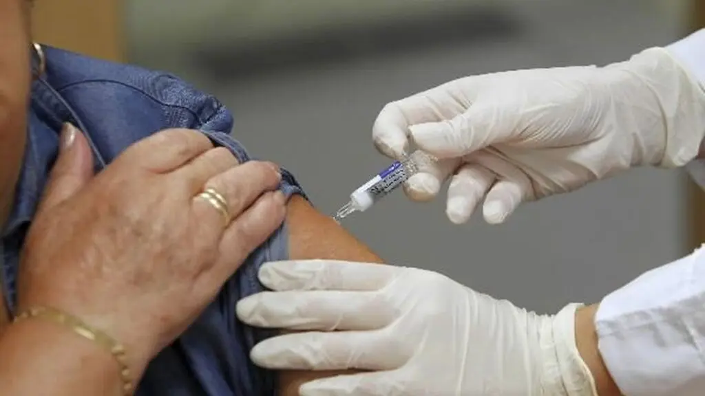 La campaña 2025 de la vacunación antigripal comenzó con el personal de salud