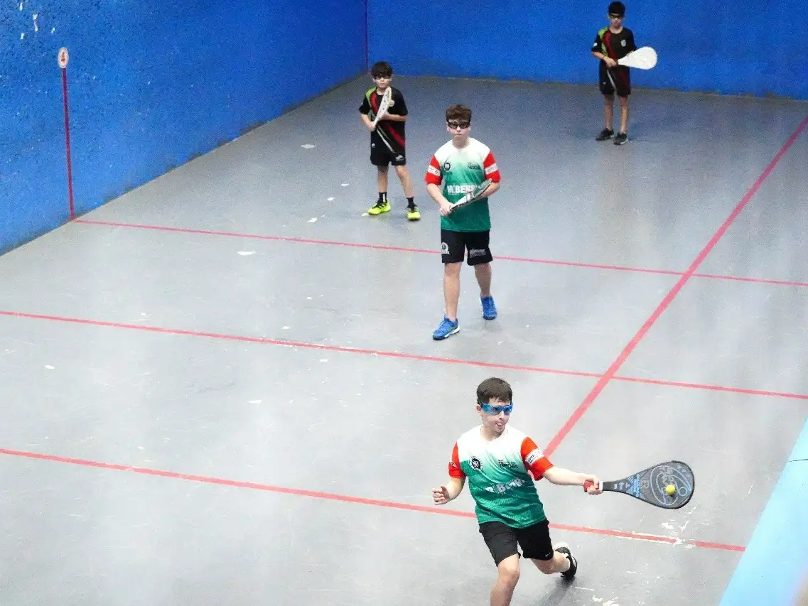 En acción. Piergüidi y Strella, ante Club de Pelota a Paleta de Monte Hermoso “B”