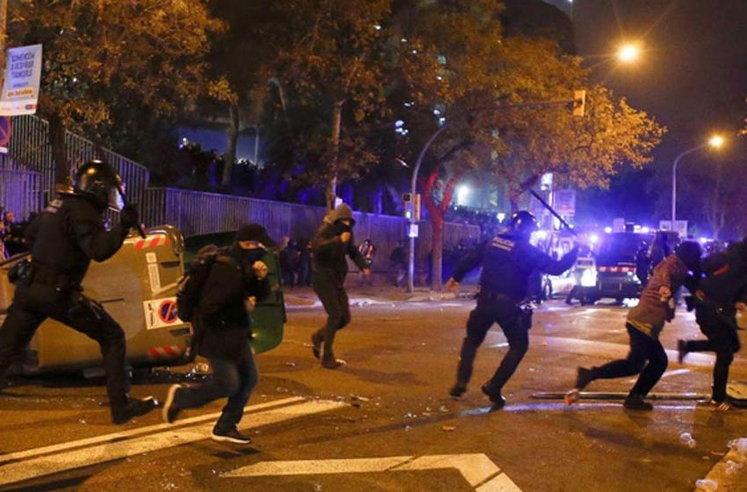 Clima tenso en Barcelona: hinchas ingresaron al Camp Nou para que se vaya el presidente y se quede Messi