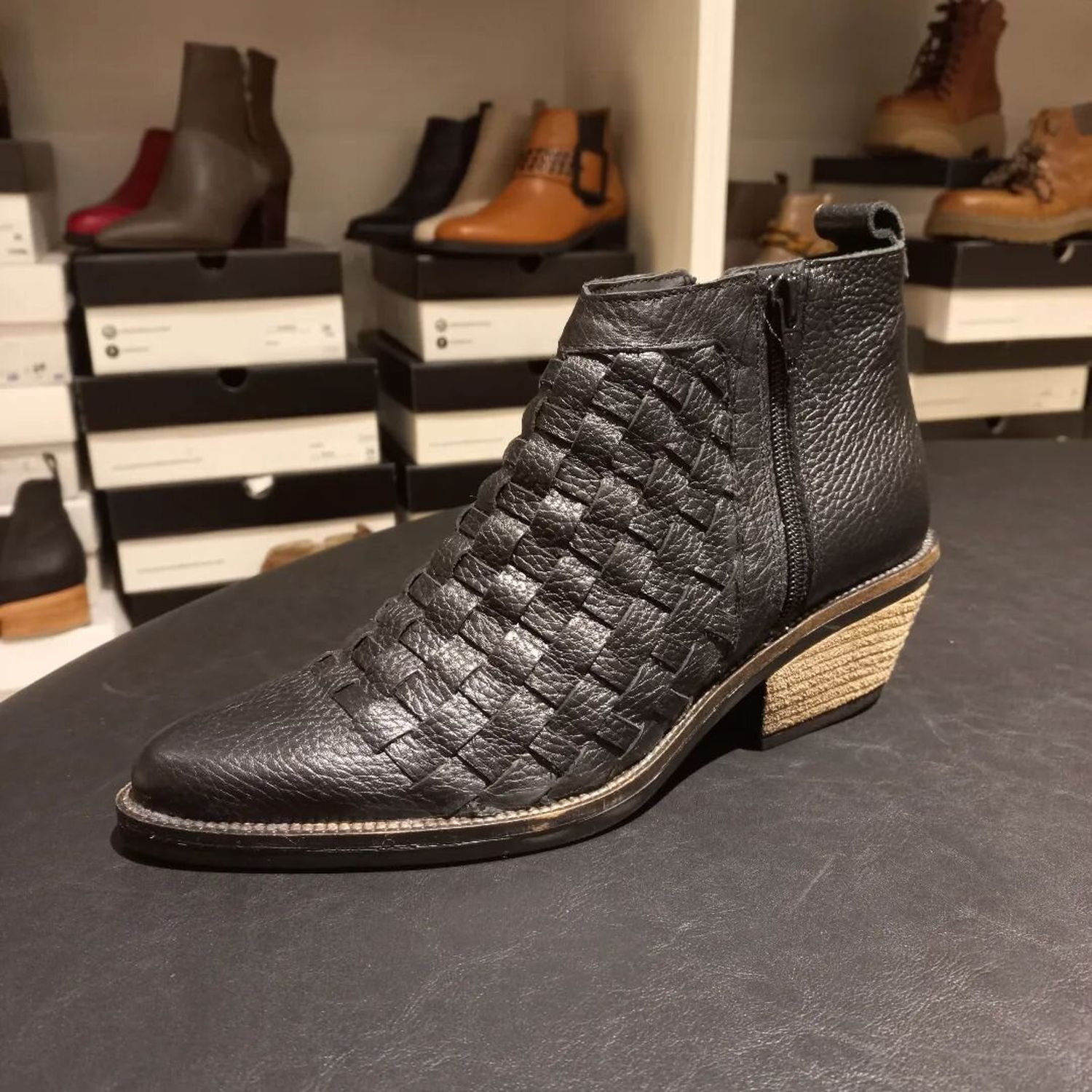 bota negra eclipse