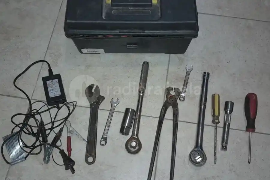 Le robaron una caja con herramientas del baúl de su auto: apareció todo en un decampado