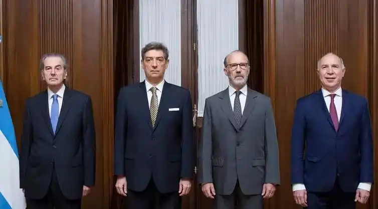 “La Corte Suprema no debe intervenir en 
la reelección indefinida de Gildo Insfrán”