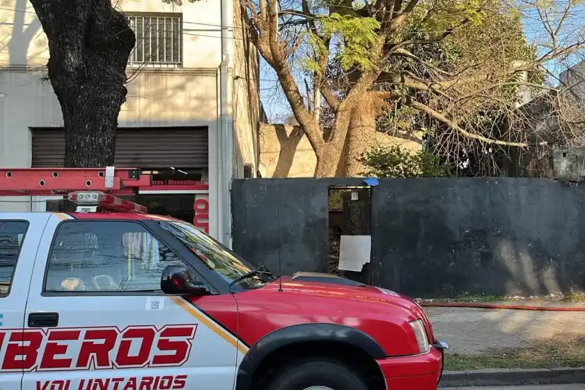 Un obrero cayó a un pozo en el centro y fue rescatado por bomberos