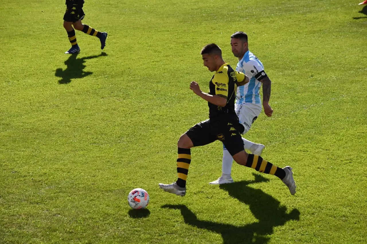 FOTO ARIEL HEIDEGGEN / PRENSA ATLÉTICO Jara, en un anticipo sobre Bieler.