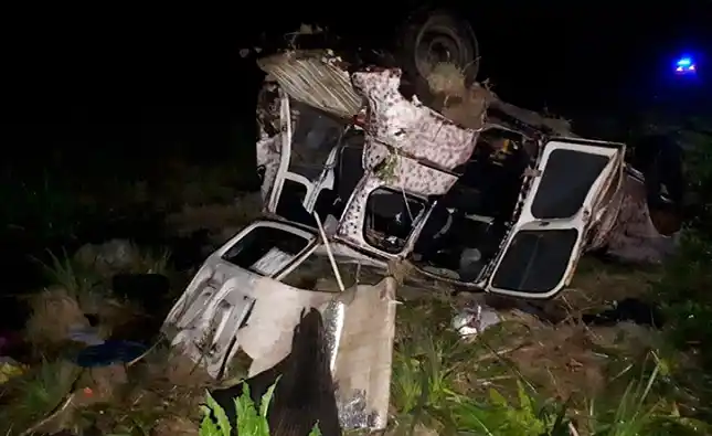 Un Renault 4 fue chocado por un camión y quedó destrozado