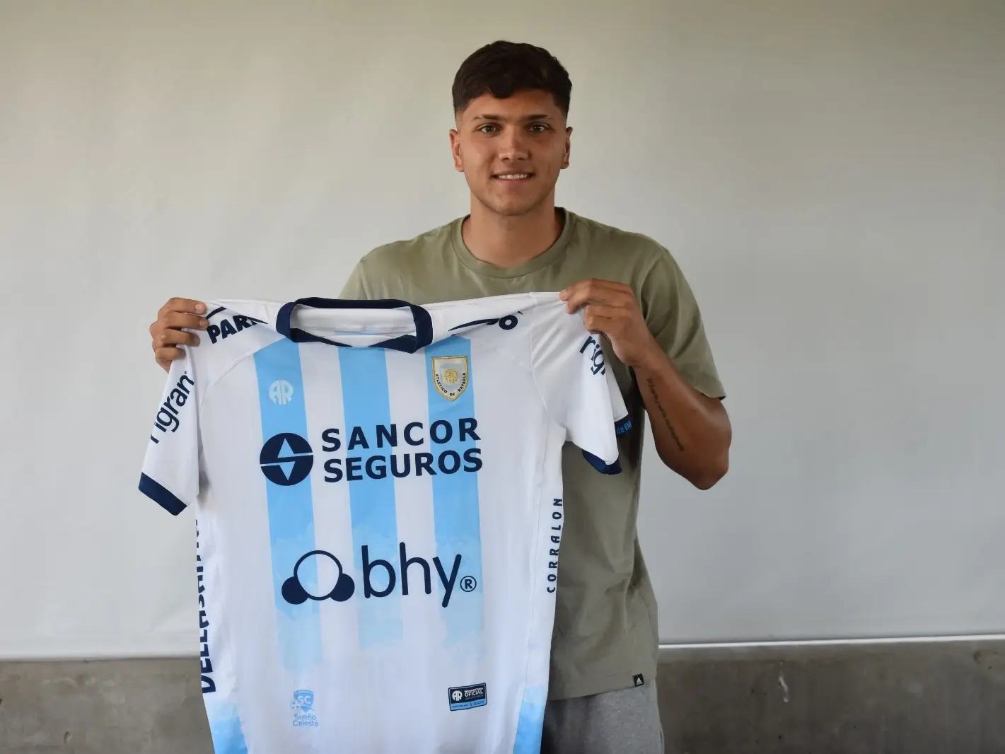 El defensor Nicolás Utrera firmó su contrato con la Crema.Foto: Prensa AR