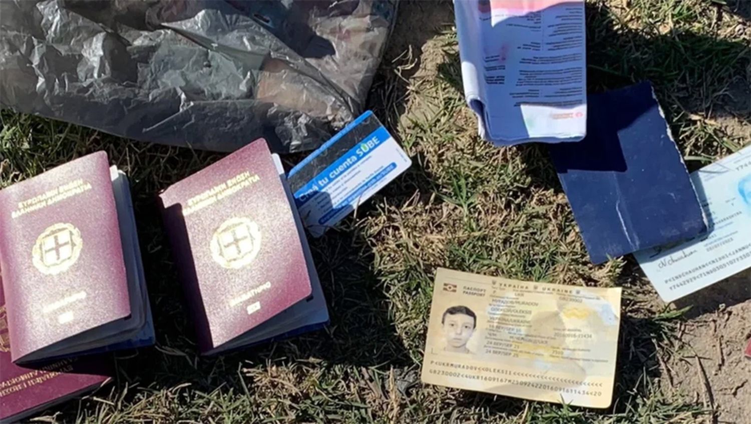 Hallaron una tarjeta SUBE entre pasaportes descartados por migrantes en la frontera de EE. UU.