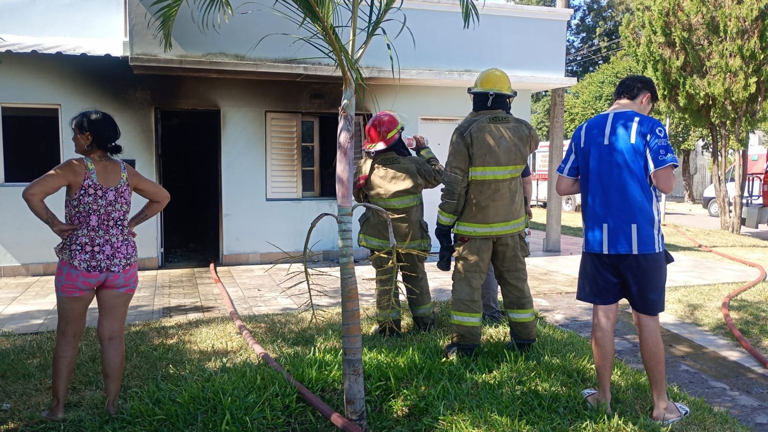 Tres dotaciones de Bomberos trabajaron en el incendio de una vivienda