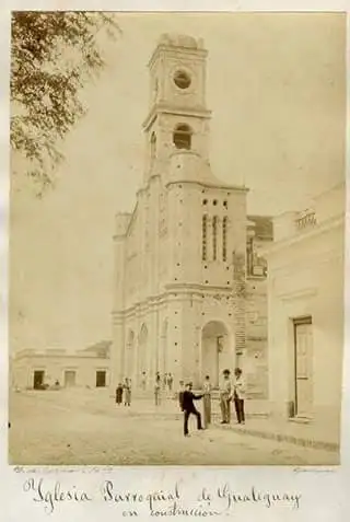 Foto de la parroquia durante su construcción-