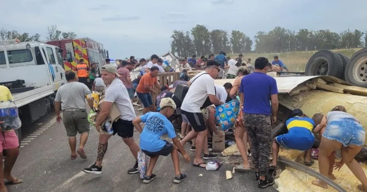 Un camión con alimentos y bebidas volcó en Pergamino y el chofer murió: Vecinos saquearon la carga