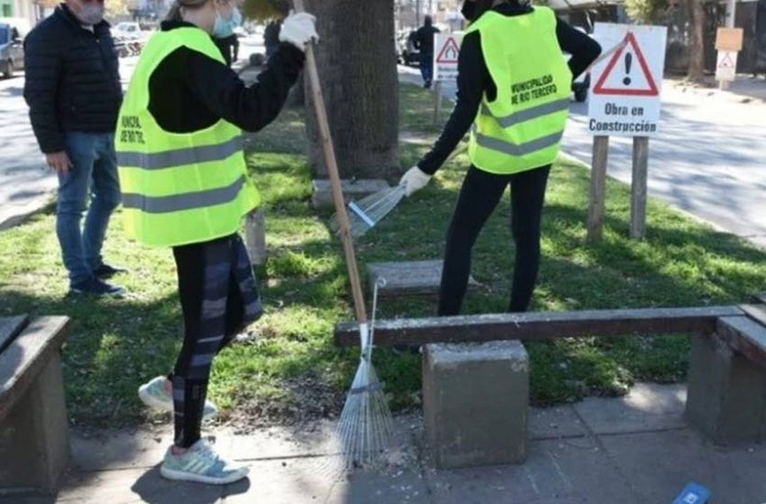 Asistieron a varias fiestas clandestinas y ahora deben barrer veredas y plazas