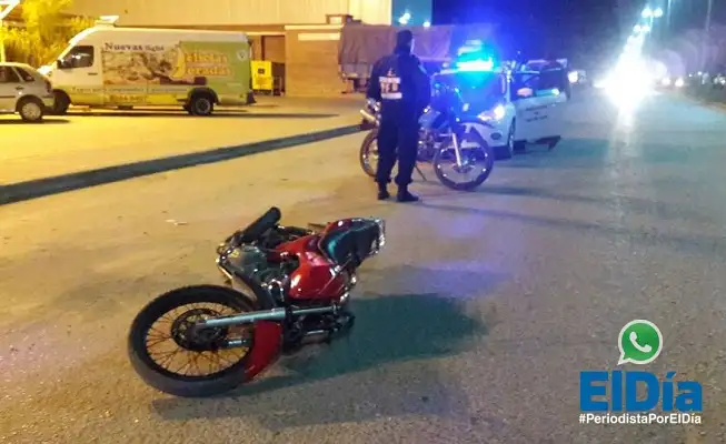 Intentó evadir un control policial y terminó tirado en el piso 