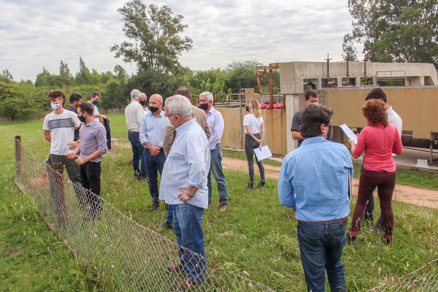 Funcionarios y empresarios recorrieron la planta de tratamiento de efluentes