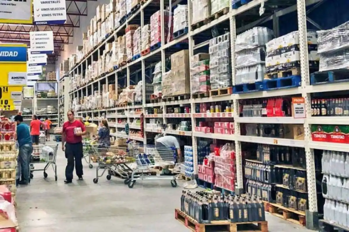 La caída del consumo limita el negocio más que los costos laborales, según los factores citados como freno a la actividad comercial.