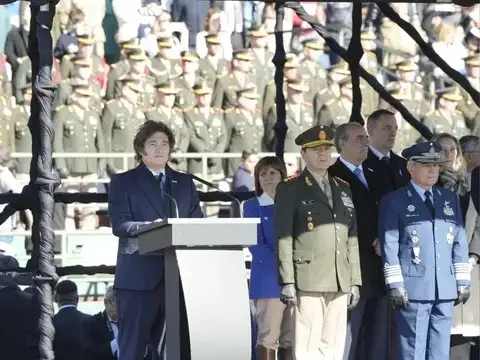 El mandatario respaldó a las Fuerzas Armadas durante el acto en conmemoración por el Día de la Bandera.