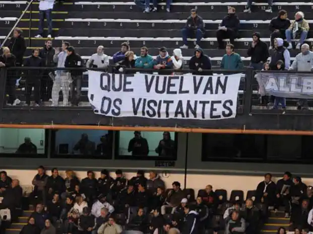 Los hinchas visitantes no volverán a los estadios de la Provincia en 2014
