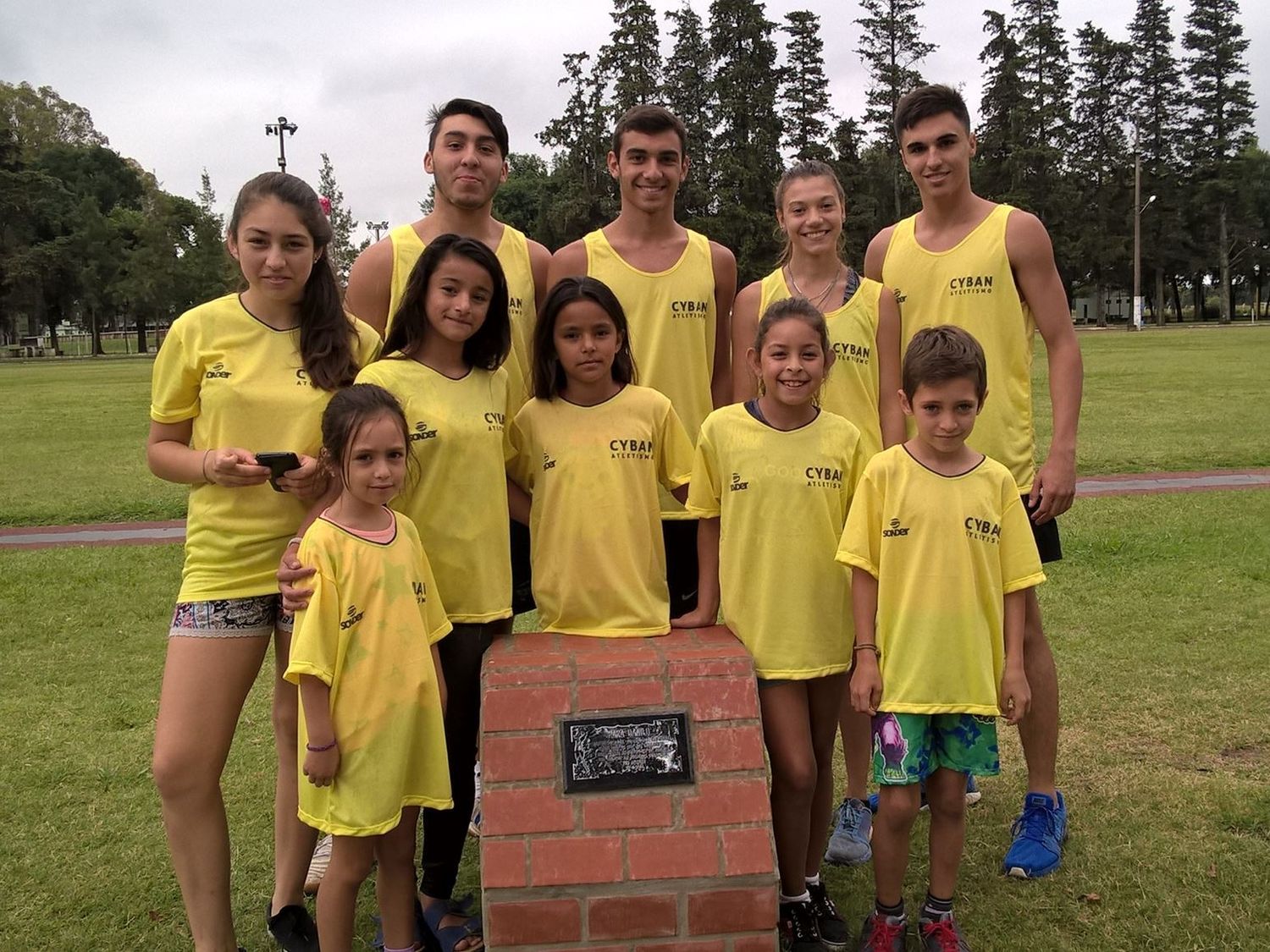 Representantes de C.Y.B.A.N. en la pista de atletismo del Parque Municipal, entre ellos, Guillermina Cosio.