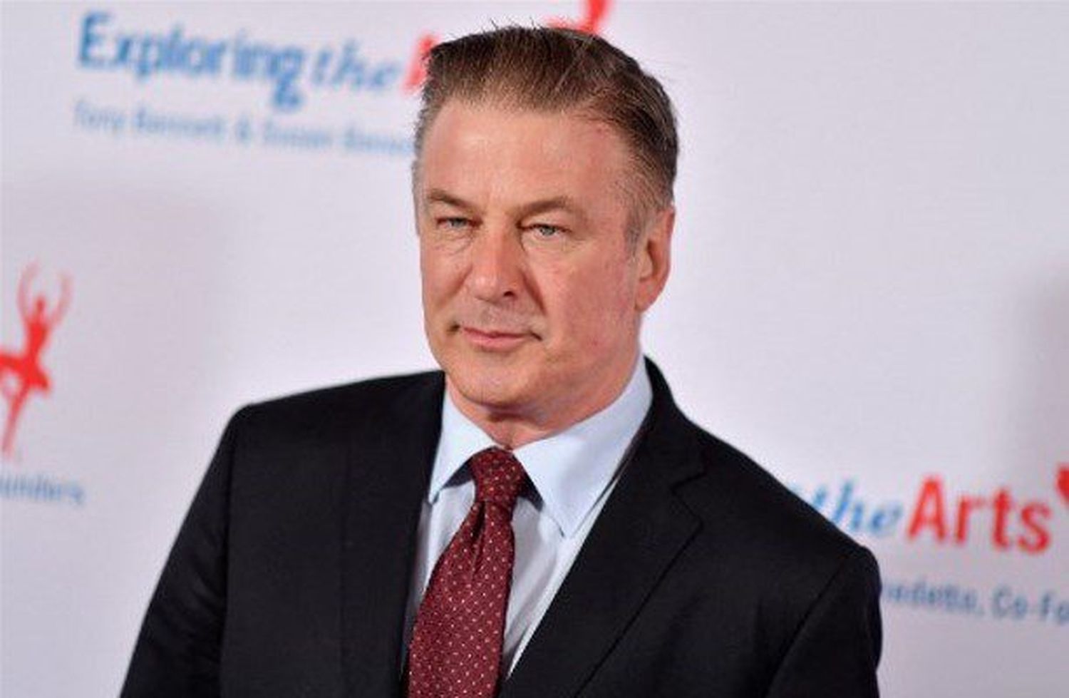 SE COMPLICA EL CASO de Alec Baldwin: fiscal pide se reconsidere anulación del juicio