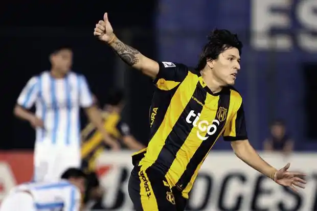 Santander amargó a Racing en Paraguay
