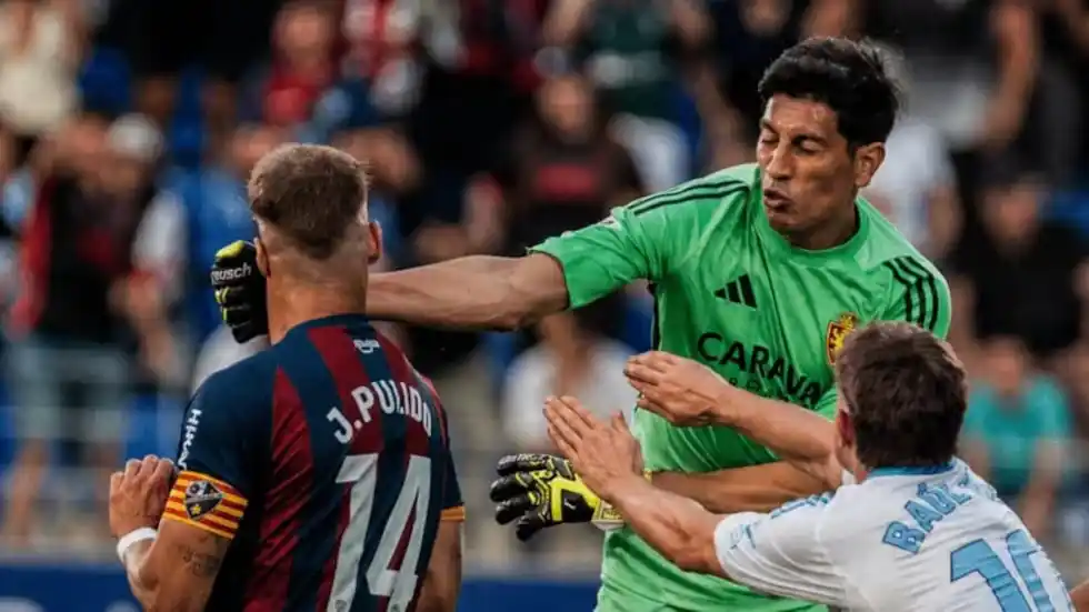 el arquero en el momento de la golpiza a un rival. Captura La Liga española