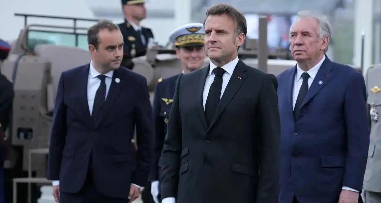 Foto de archivo que muestra en el centro al presidente de Francia, Emmanuel Macron; a su izquierda el desplazado François Bayrou; y a su derecha el flamante primer ministro francés Sébastien Lecornu. Foto: Thomas Samson / REUTERS.