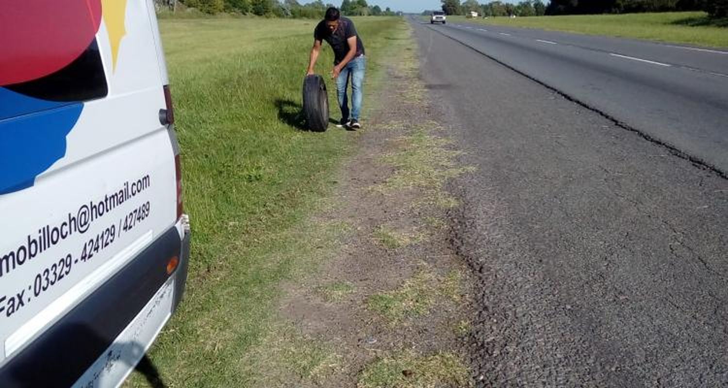 Un “milagro” en pleno viaje: una combi de pasajeros perdió las ruedas traseras en la ruta