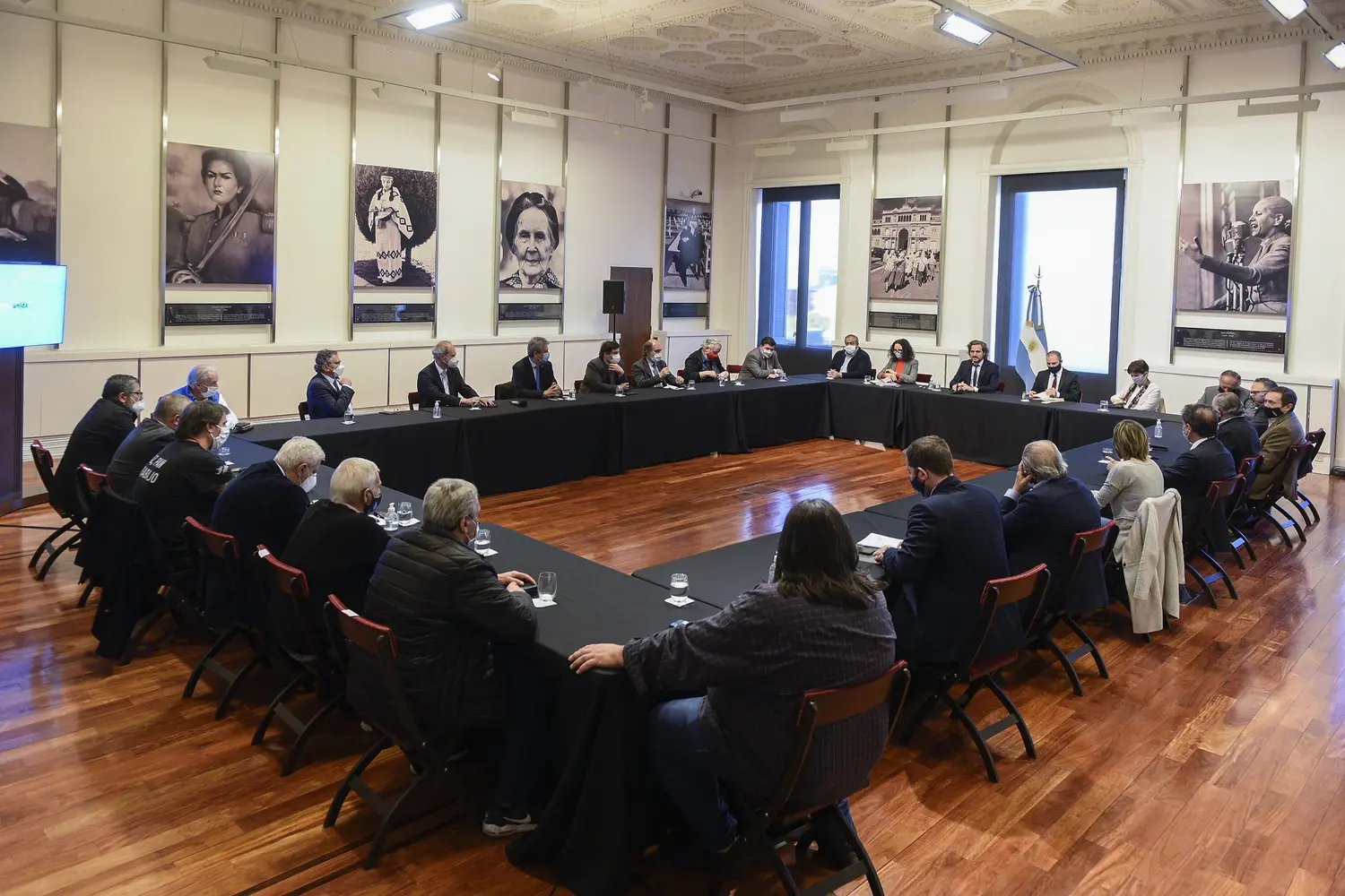 El Gobierno impulsa acuerdo social con empresarios y gremialistas para buscar la reactivación económica