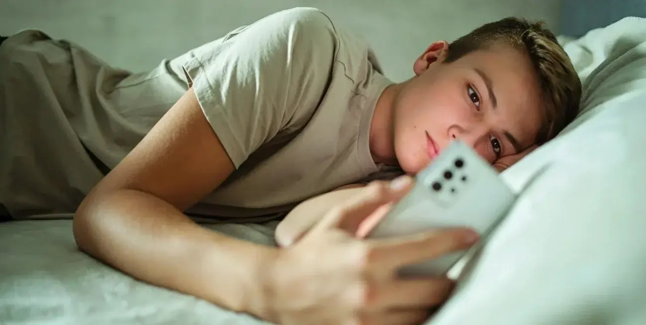 Por qué miramos el celular apenas nos despertamos y cómo puede afectar el inicio del día