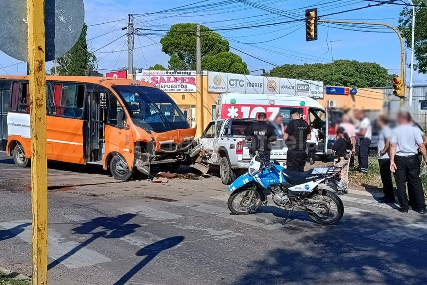 Un minibús impactó de lleno contra una camioneta en una esquina semaforizada