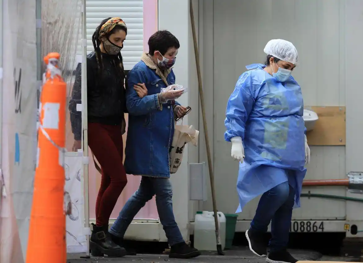Reportaron 98 muertes y 5.782 contagios en un día