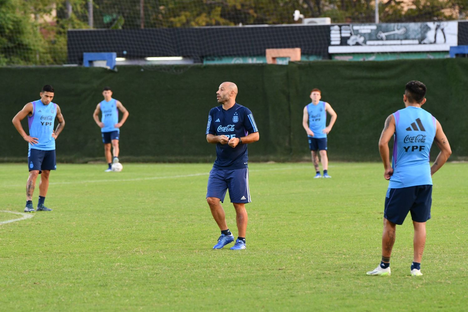 Argentina va por un triunfo ante Chile que le asegure la clasificación a la ronda final