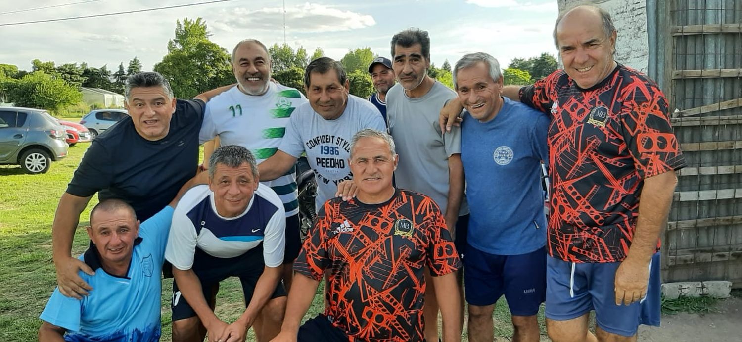 En la gráfica se puede observar a algunos integrantes del plantel gualeguayense:Fabián Cabral,  Ángel Mendieta,  Capi Palavecino,  Juan Lerman,  Fabián Caceres,  Enrique Enrique, colaborador del Plantel complejo lo de Mencho,  Migue Ángel Patita Pereyra y Mencho Medina Bello