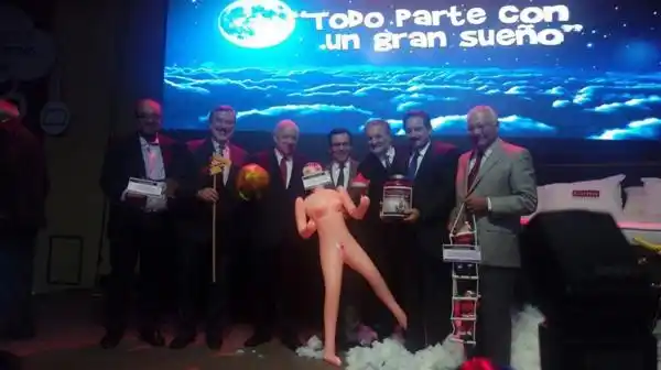 Escándalo por una muñeca inflable sacude a Chile