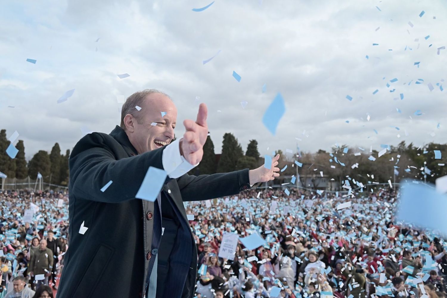 Lomas de Zamora: Insaurralde encabezó el acto de promesa a la bandera junto a 12 mil alumnos