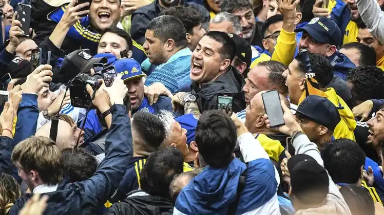 Con la gente. Riquelme volvió a tener un ingreso triunfal a la carpa para votar como en 2019.