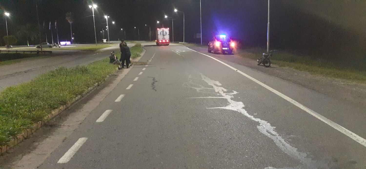 Un joven motociclista cayó del vehículo en RN34 y sufrió con lesiones graves